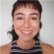 Profesora de dibujo y pintura imparte clases a niños de todas las edades